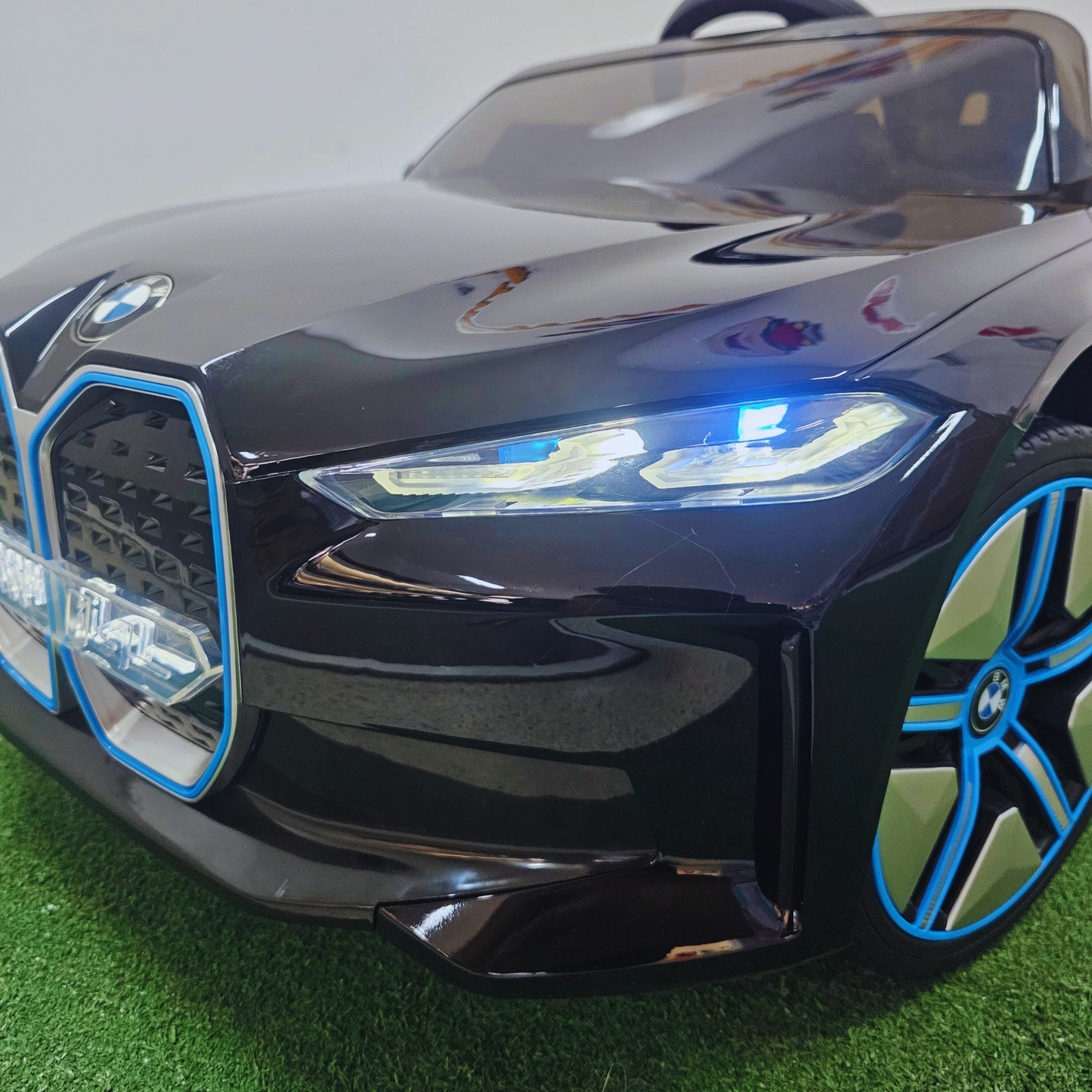 Carro Elétrico para Criança BMW I4 12v BATERIA DE LITIO Preto c/ RODAS DE BORRACHA & ASSENTO EM PELE