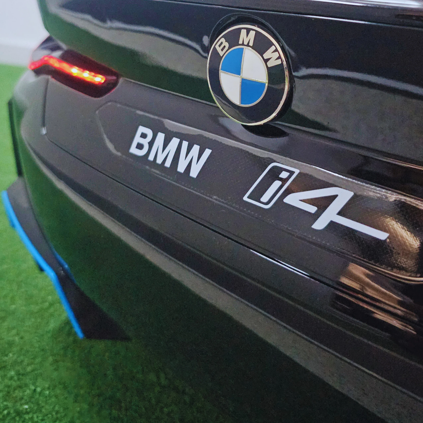 Carro Elétrico para Criança BMW I4 12v BATERIA DE LITIO Preto c/ RODAS DE BORRACHA & ASSENTO EM PELE