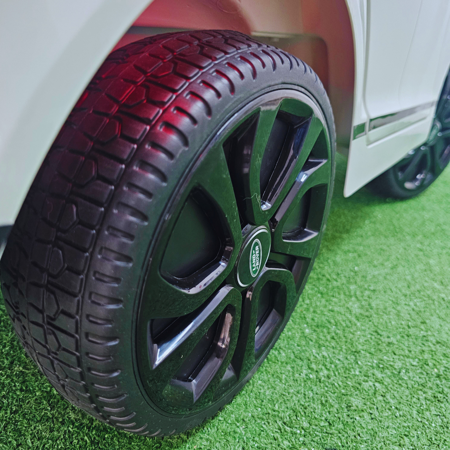 Carro Elétrico para Criança RANGE ROVER EVOQUE 12v Branco c/ RODAS DE BORRACHA & ASSENTO EM PELE