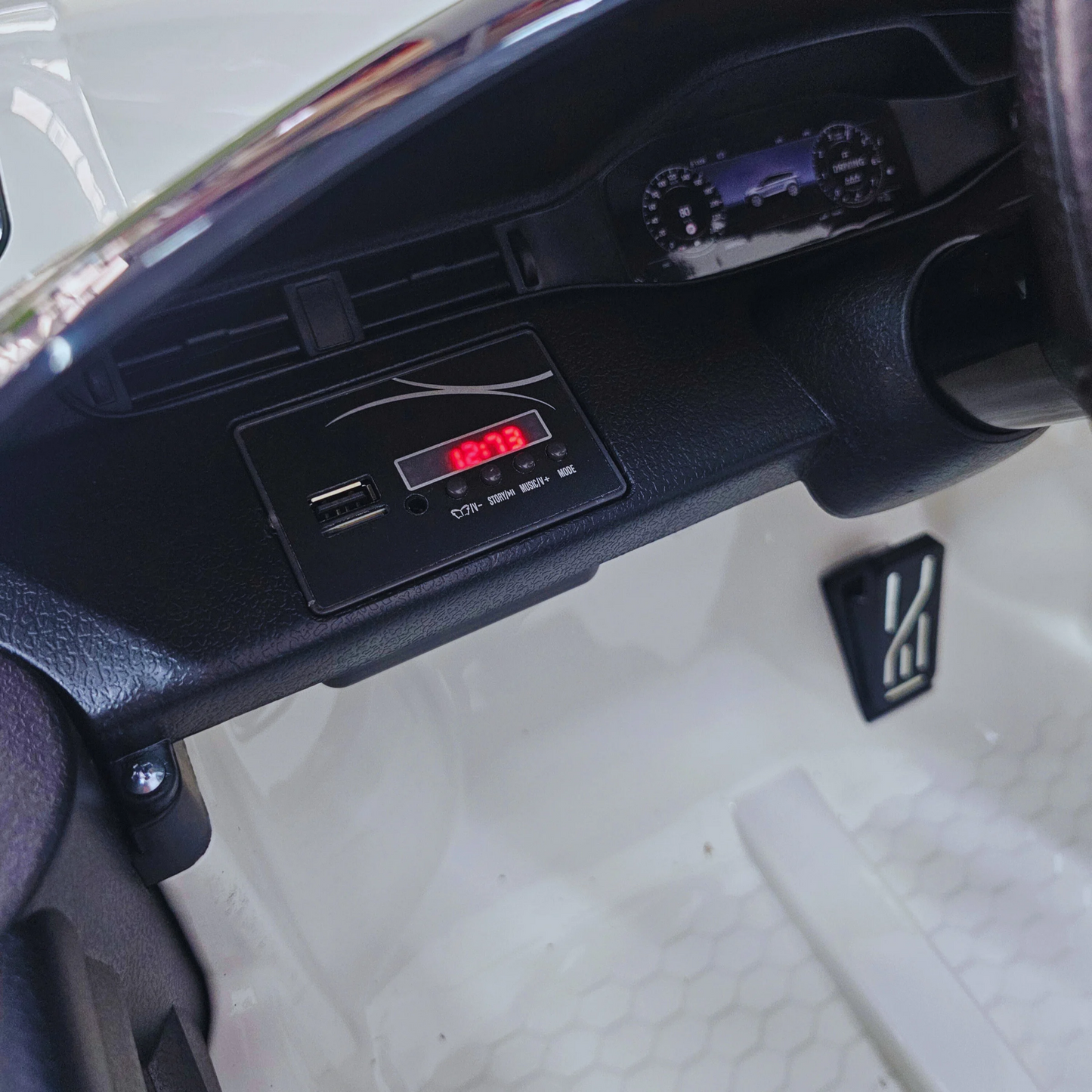 Carro Elétrico para Criança RANGE ROVER EVOQUE 12v Branco c/ RODAS DE BORRACHA & ASSENTO EM PELE