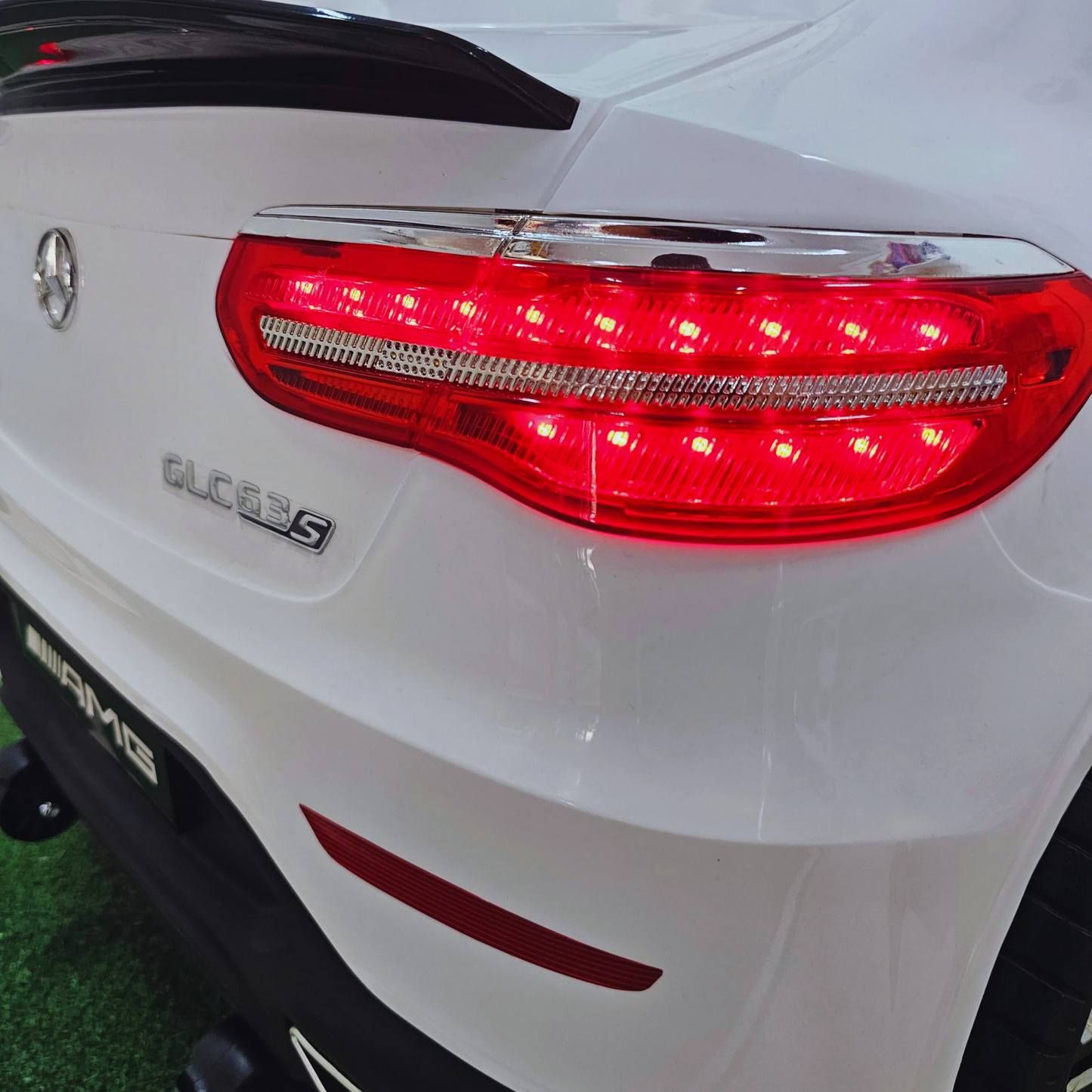 Pré-Venda Carro Elétrico para Criança MERCEDES GLC63S 4x4 12v Branco c/ RODAS DE BORRACHA & ASSENTO EM PELE