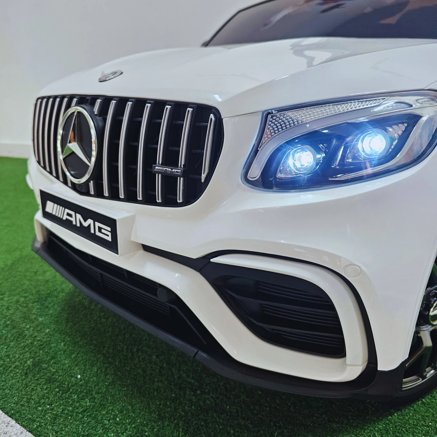 Pré-Venda Carro Elétrico para Criança MERCEDES GLC63S 4x4 12v Branco c/ RODAS DE BORRACHA & ASSENTO EM PELE