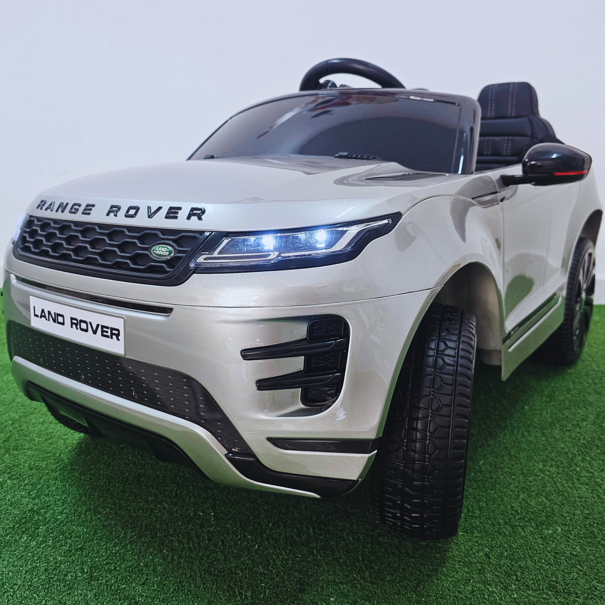 Carro Elétrico para Criança RANGE ROVER EVOQUE 12v Cinza Metalizado c/ RODAS DE BORRACHA E ASSENTO EM PELE