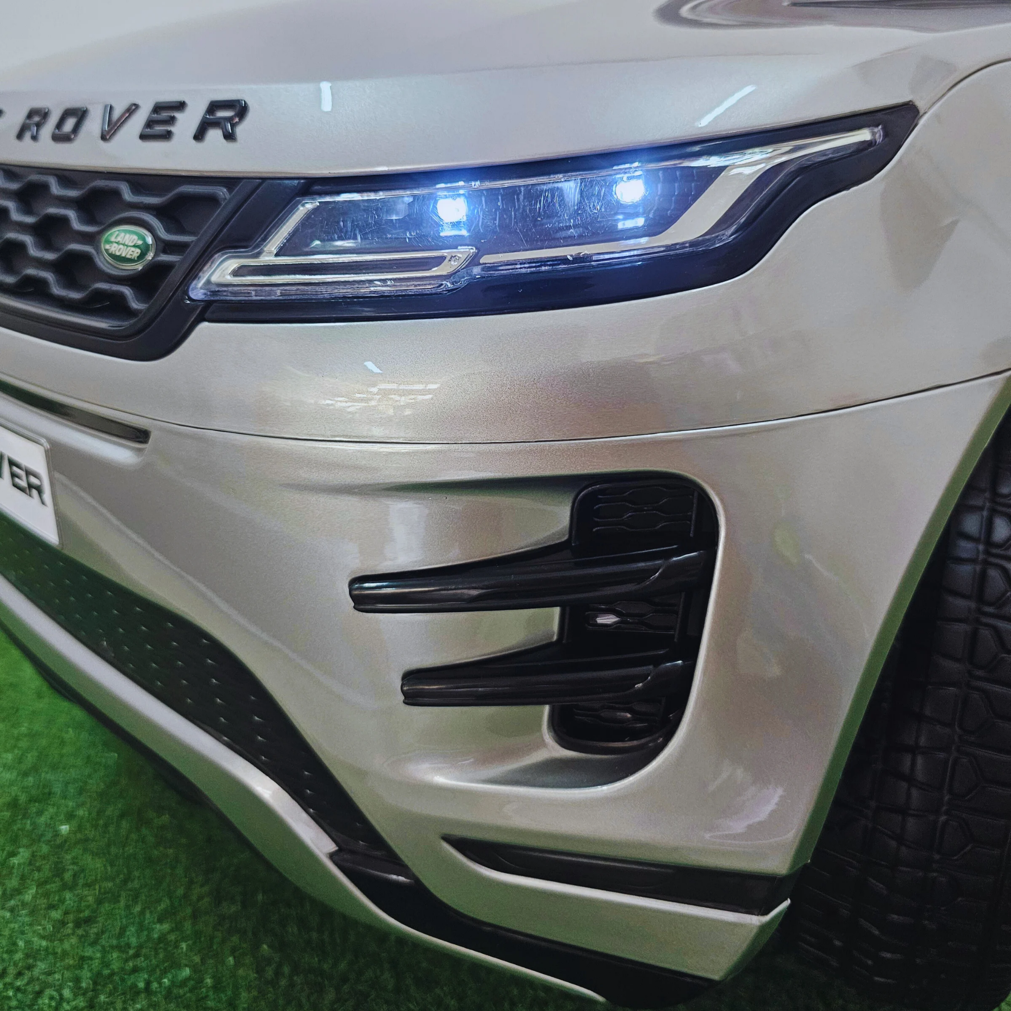 Carro Elétrico para Criança RANGE ROVER EVOQUE 12v Cinza Metalizado c/ RODAS DE BORRACHA E ASSENTO EM PELE