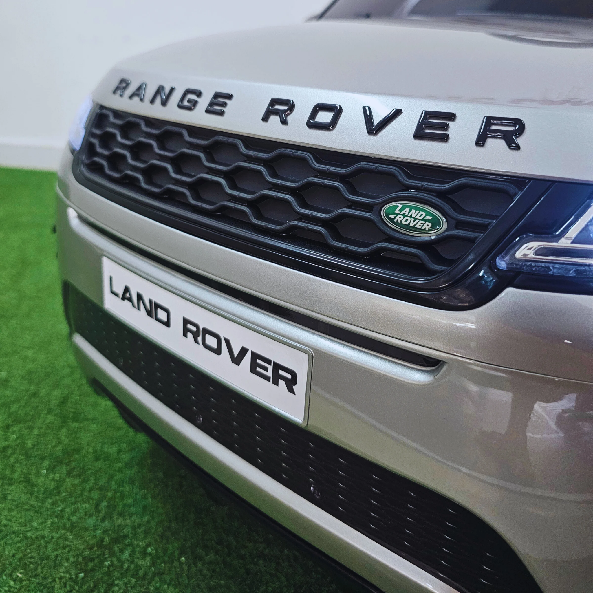 Carro Elétrico para Criança RANGE ROVER EVOQUE 12v Cinza Metalizado c/ RODAS DE BORRACHA E ASSENTO EM PELE