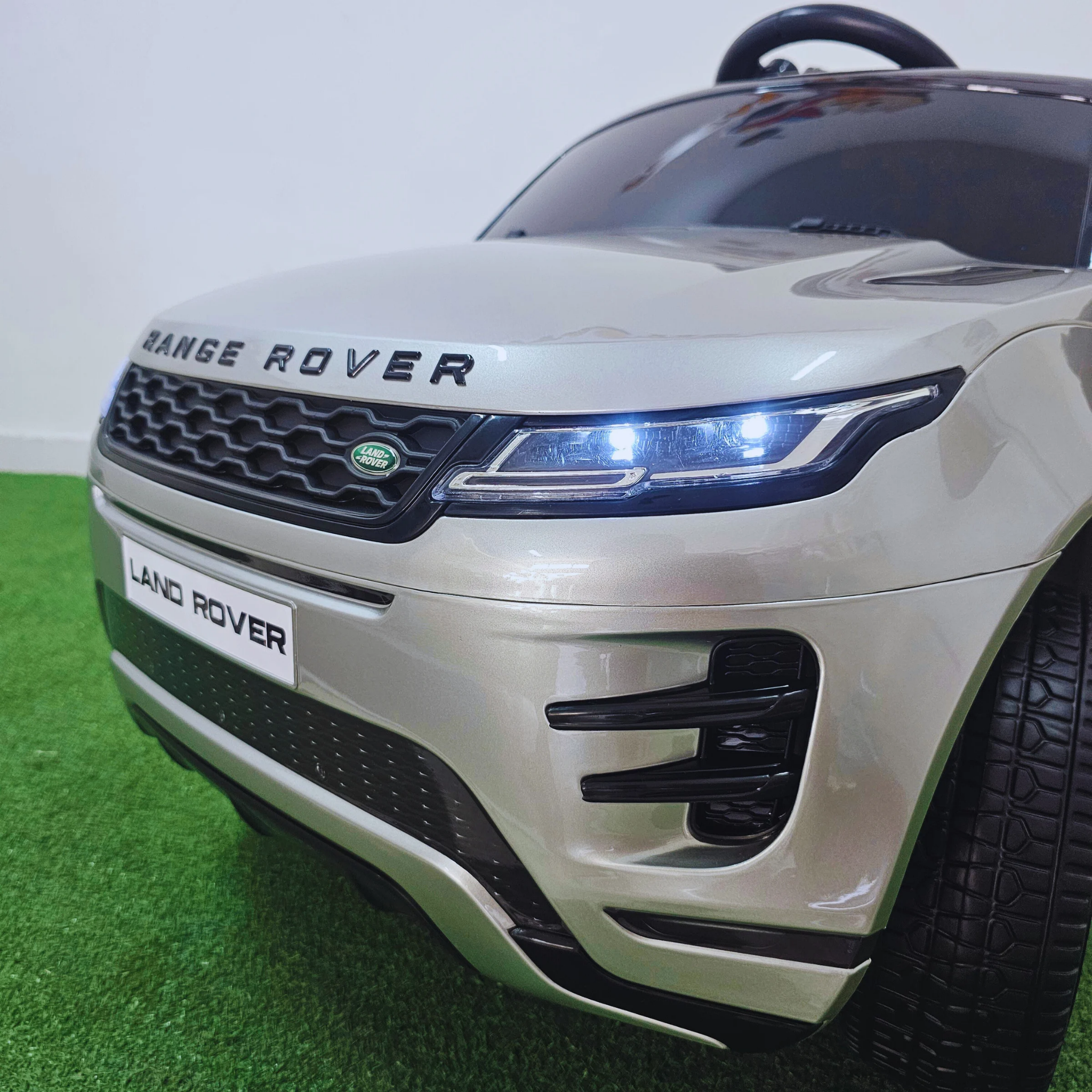 Carro Elétrico para Criança RANGE ROVER EVOQUE 12v Cinza Metalizado c/ RODAS DE BORRACHA E ASSENTO EM PELE