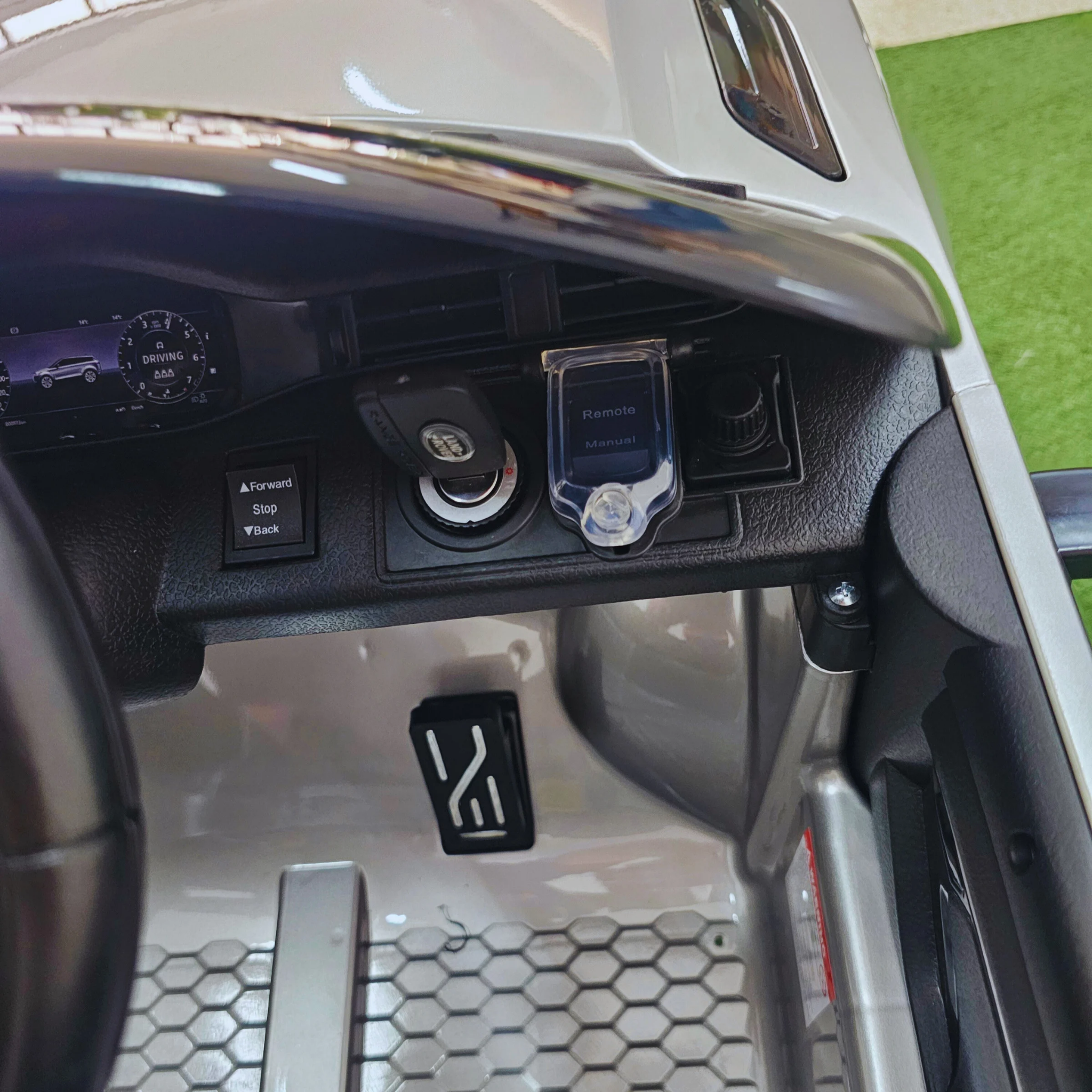 Carro Elétrico para Criança RANGE ROVER EVOQUE 12v Cinza Metalizado c/ RODAS DE BORRACHA E ASSENTO EM PELE