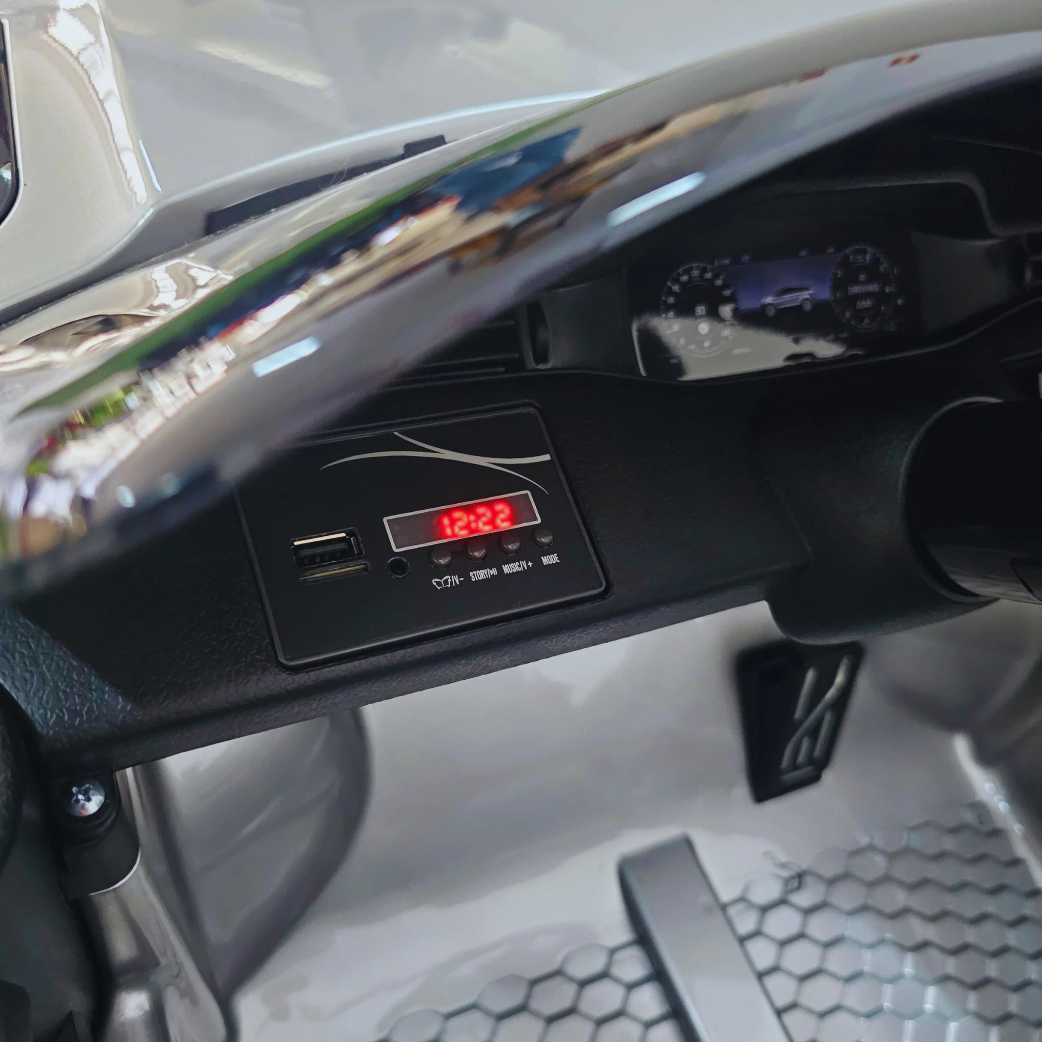 Carro Elétrico para Criança RANGE ROVER EVOQUE 12v Cinza Metalizado c/ RODAS DE BORRACHA E ASSENTO EM PELE
