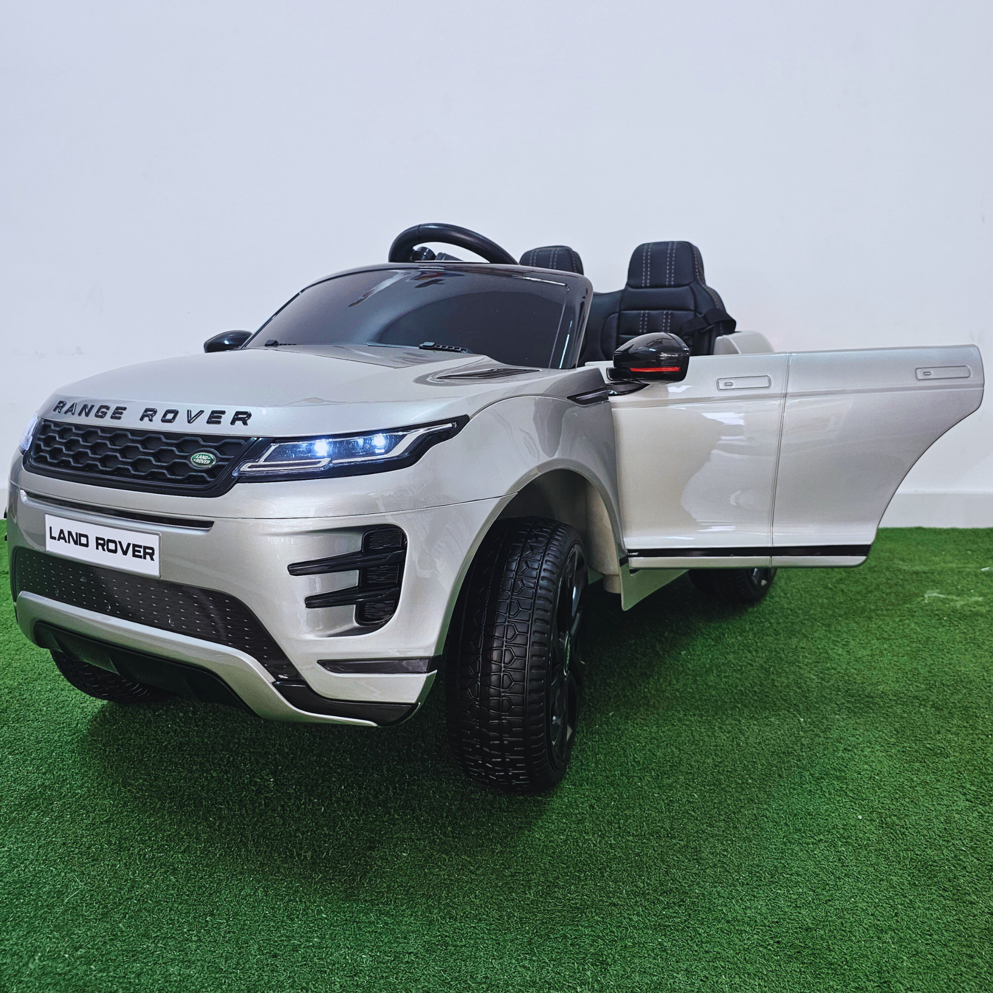 Carro Elétrico para Criança RANGE ROVER EVOQUE 12v Cinza Metalizado c/ RODAS DE BORRACHA E ASSENTO EM PELE
