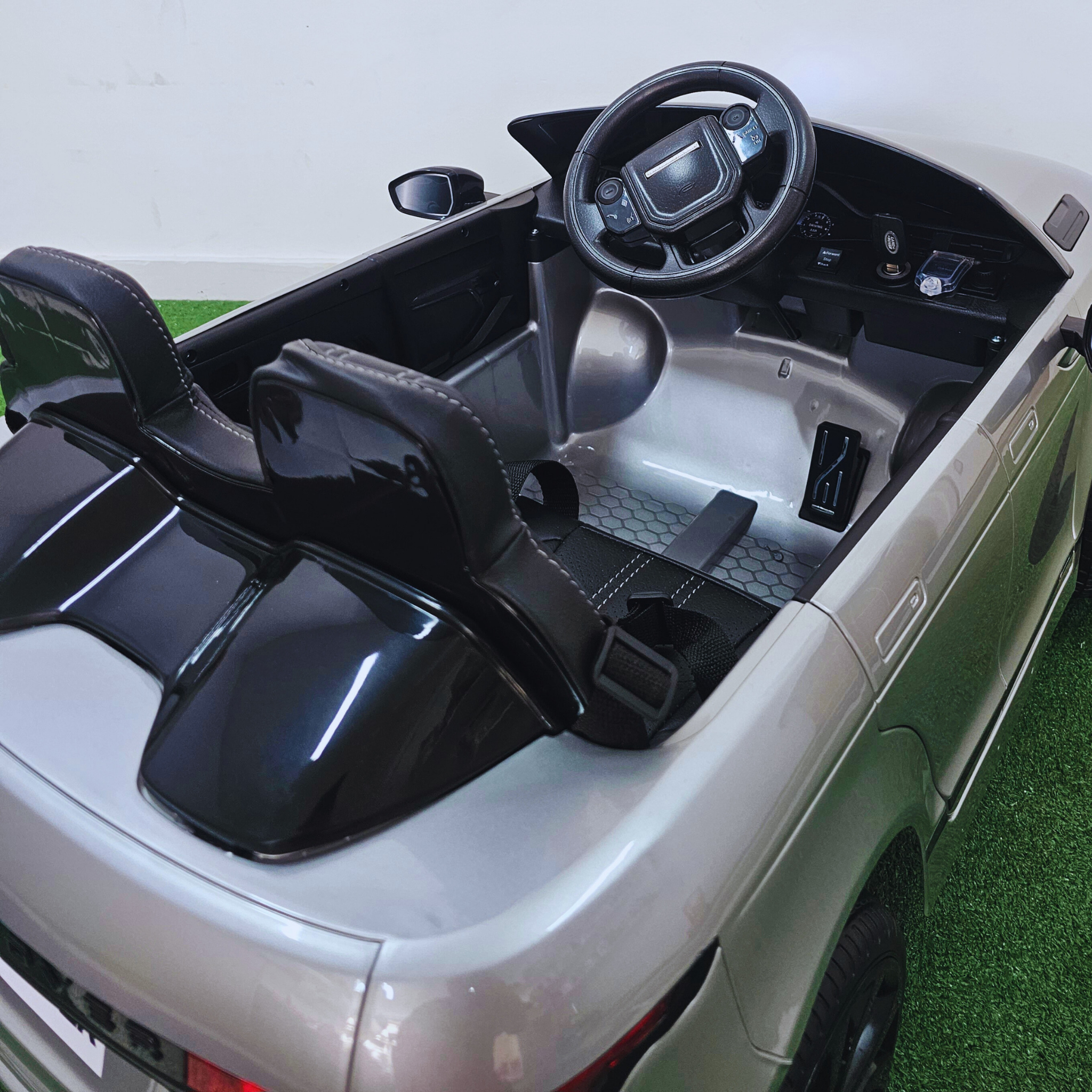 Carro Elétrico para Criança RANGE ROVER EVOQUE 12v Cinza Metalizado c/ RODAS DE BORRACHA E ASSENTO EM PELE