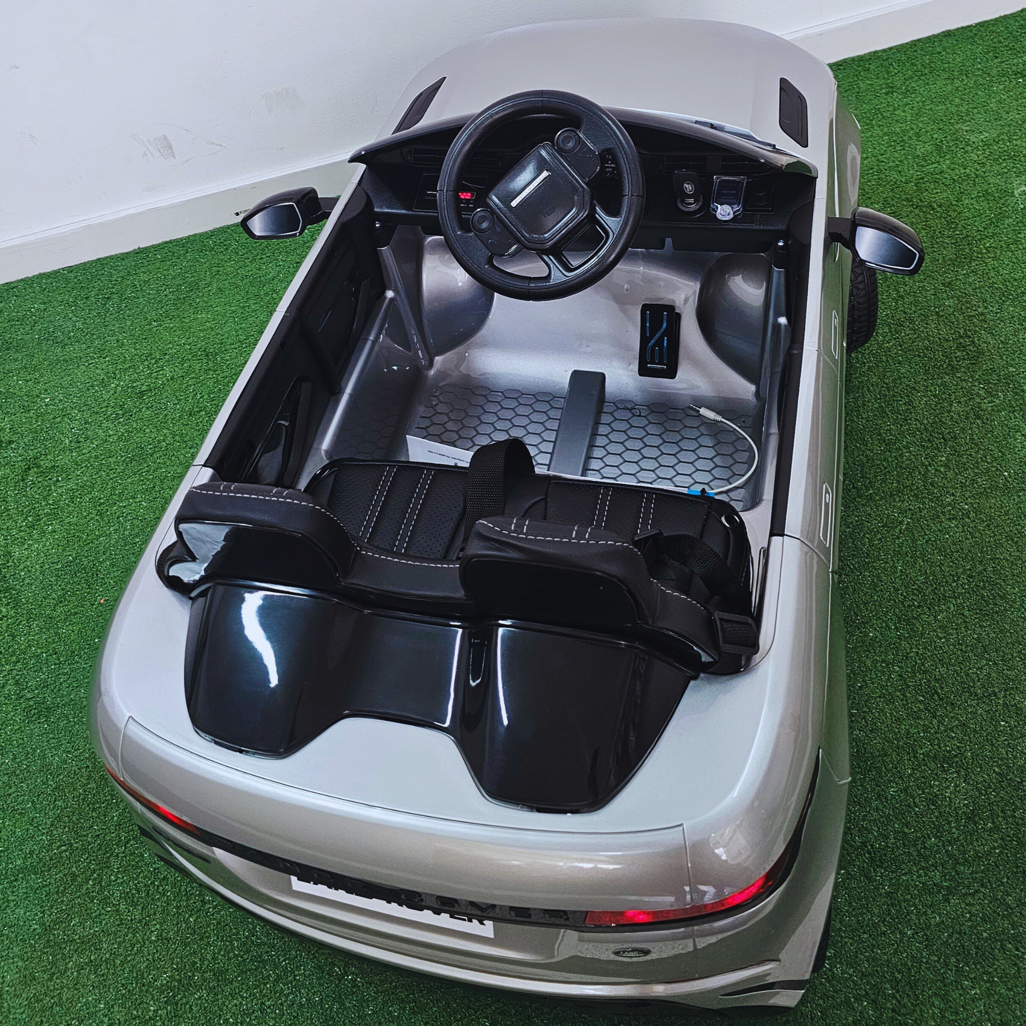 Carro Elétrico para Criança RANGE ROVER EVOQUE 12v Cinza Metalizado c/ RODAS DE BORRACHA E ASSENTO EM PELE