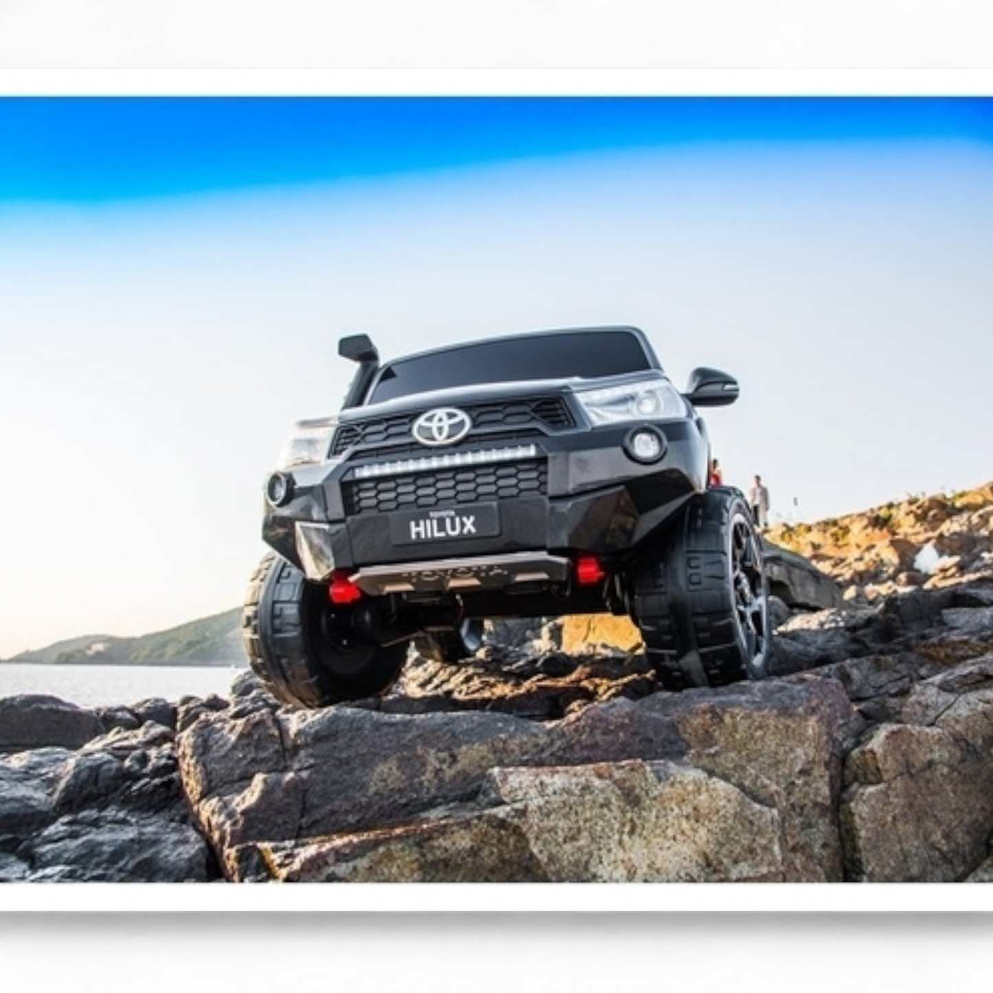 Carro Elétrico para Criança Toyota Hilux Azul Metalizado 12v 4x4 c/ Rodas de Borracha & Assento em Pele