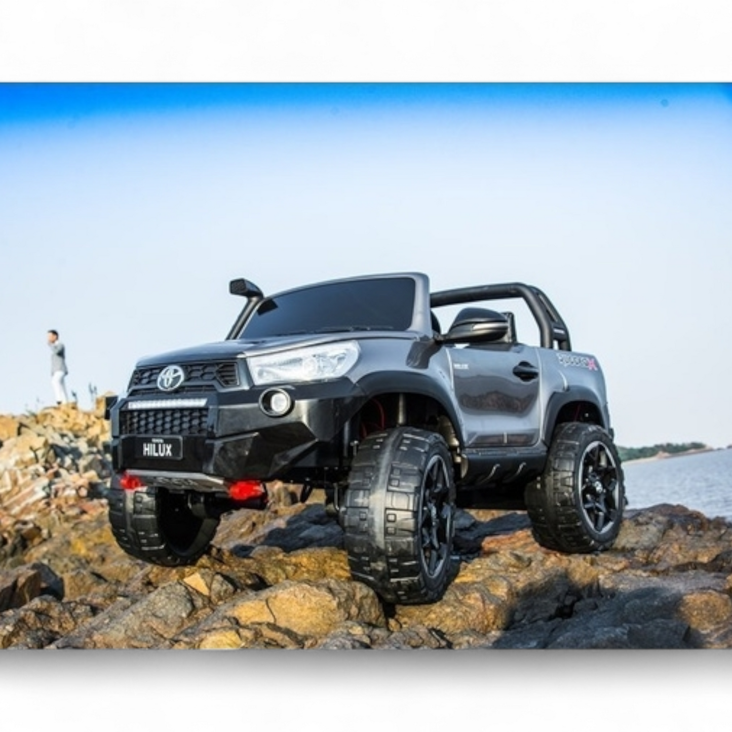Carro Elétrico para Criança Toyota Hilux Cinza Metalizado 12v 4x4 c/ Rodas de Borracha & Assento em Pele