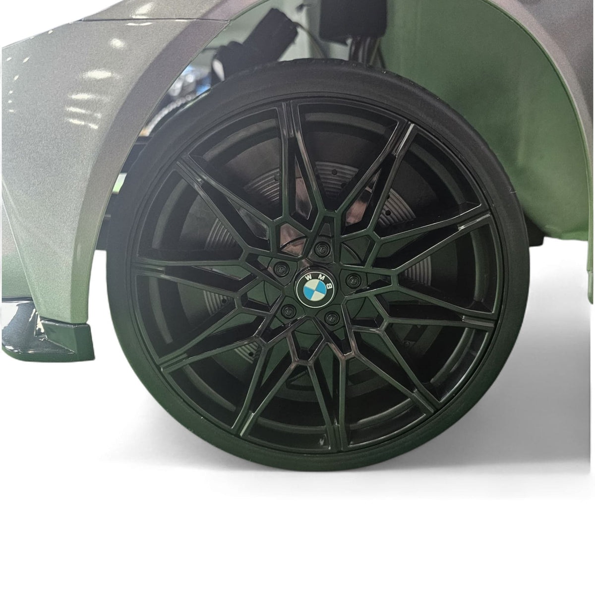BMW M4 12V Cinza Metalizado – carro elétrico para criança (vista 4)