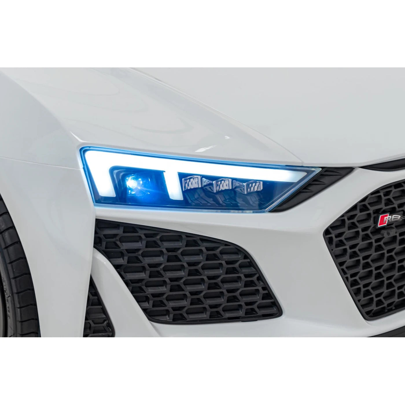 Carro elétrico para Criança Audi R8 Spyder Versão XXL Branco c/ rodas de borracha e assento em pele