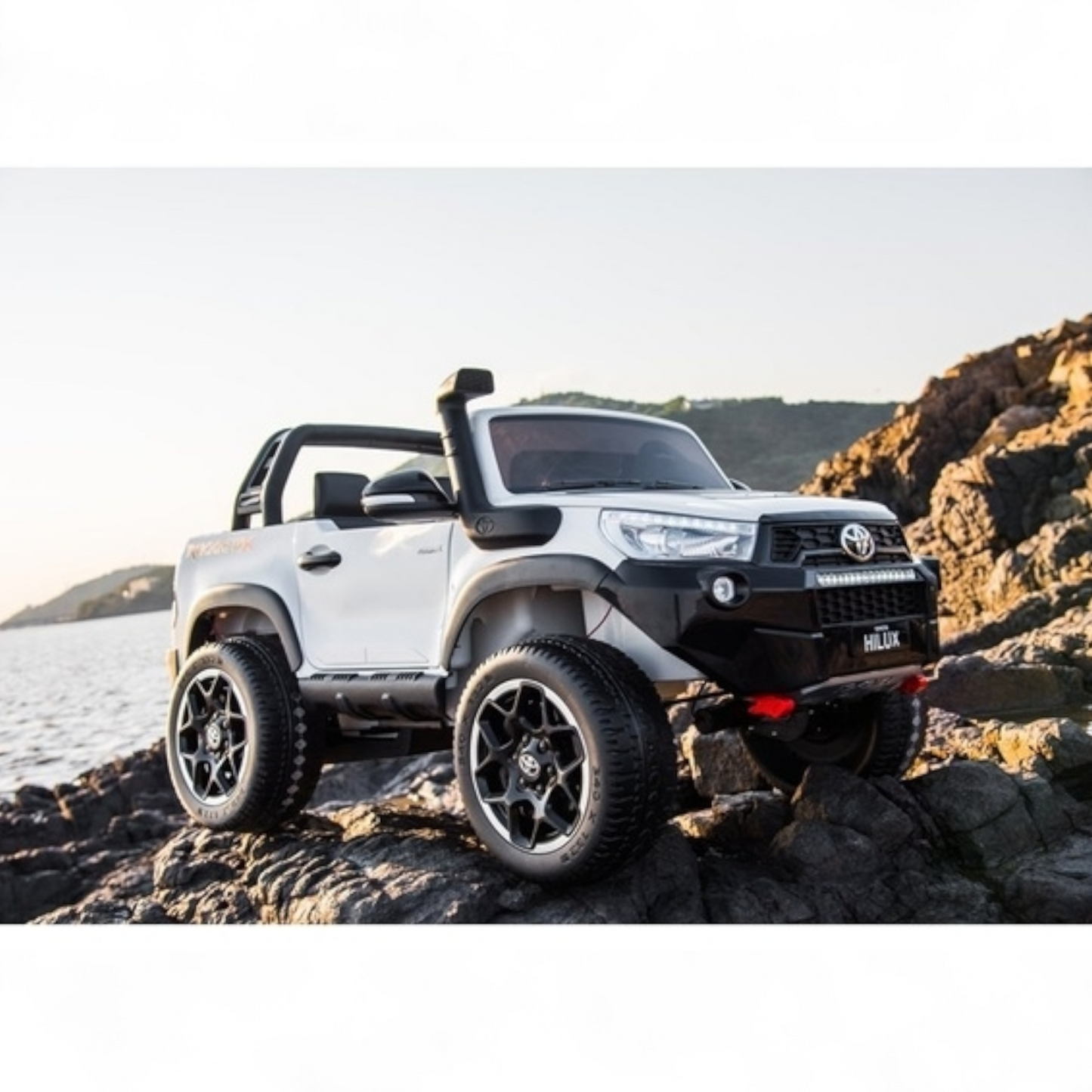 Carro Elétrico para Criança Toyota Hilux Branco 12v 4x4 c/ Rodas de Borracha & Assento em Pele