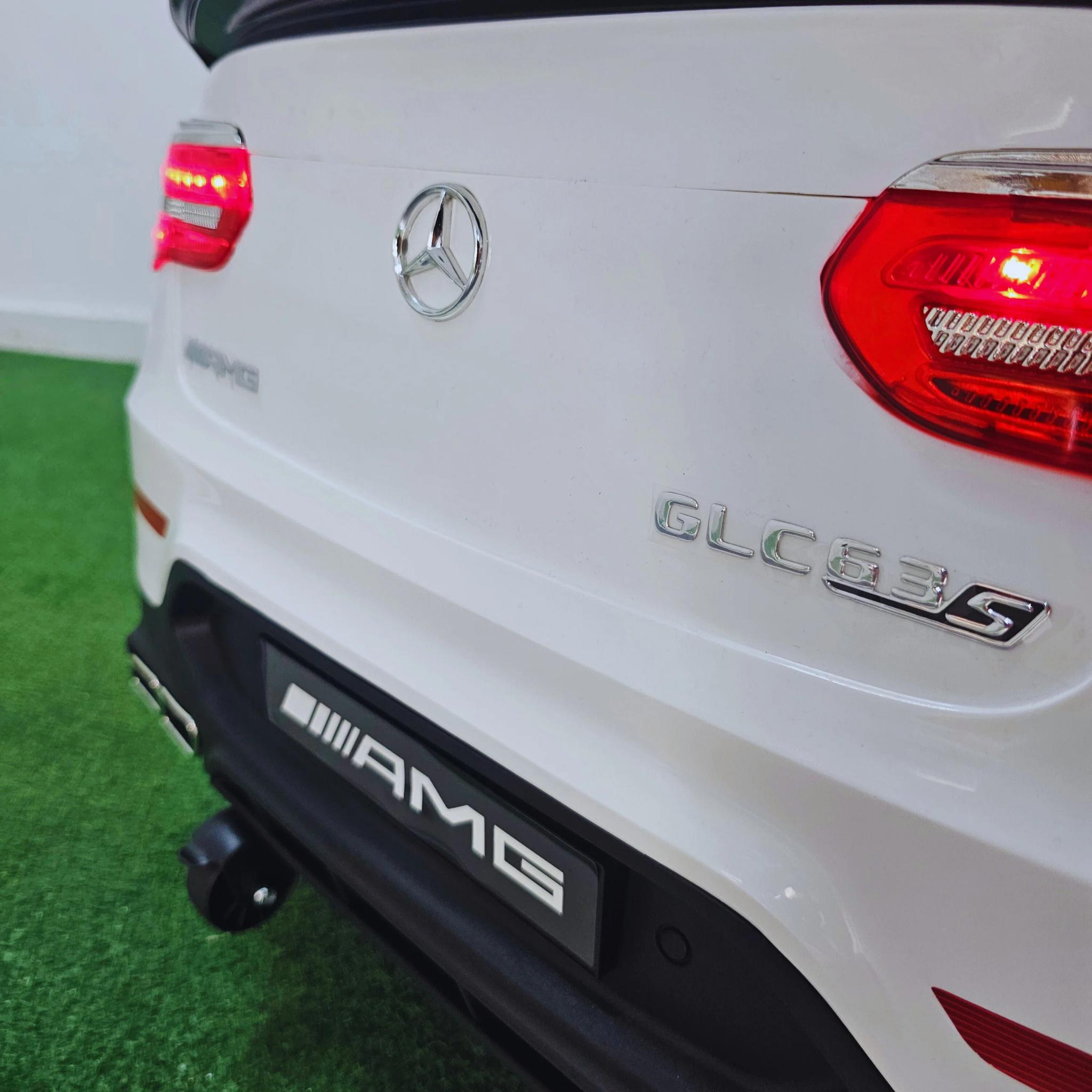 Carro Elétrico para Criança MERCEDES GLC63S 4x4 12v Branco c/ RODAS DE BORRACHA & ASSENTO EM PELE