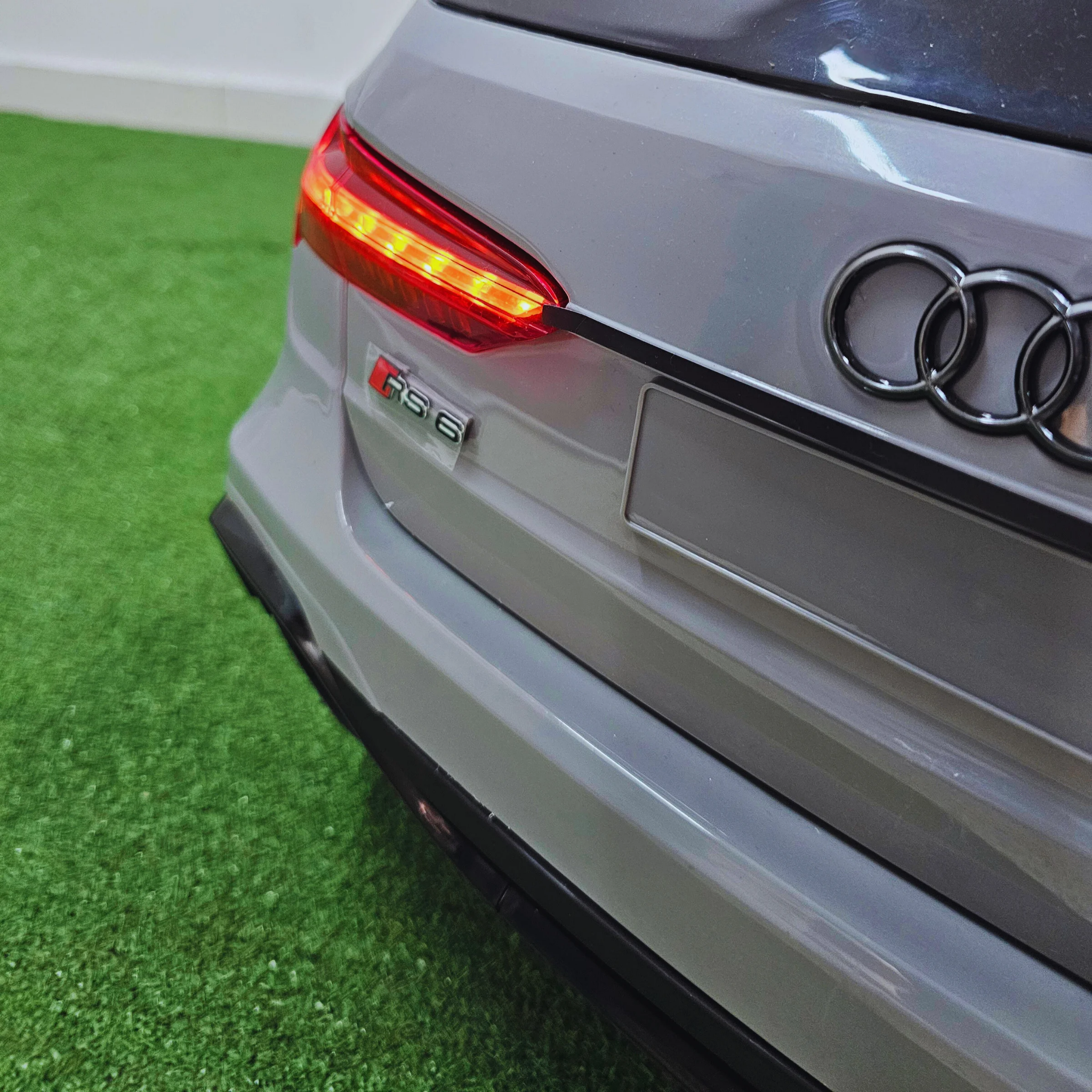 Carro Elétrico para Criança AUDI RS6 12v Cinza c/ RODAS DE BORRACHA & ASSENTO EM PELE