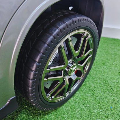 Carro Elétrico para Criança MERCEDES GLC63S 4x4 12v Cinza Metalizado c/ RODAS DE BORRACHA & ASSENTO EM PELE