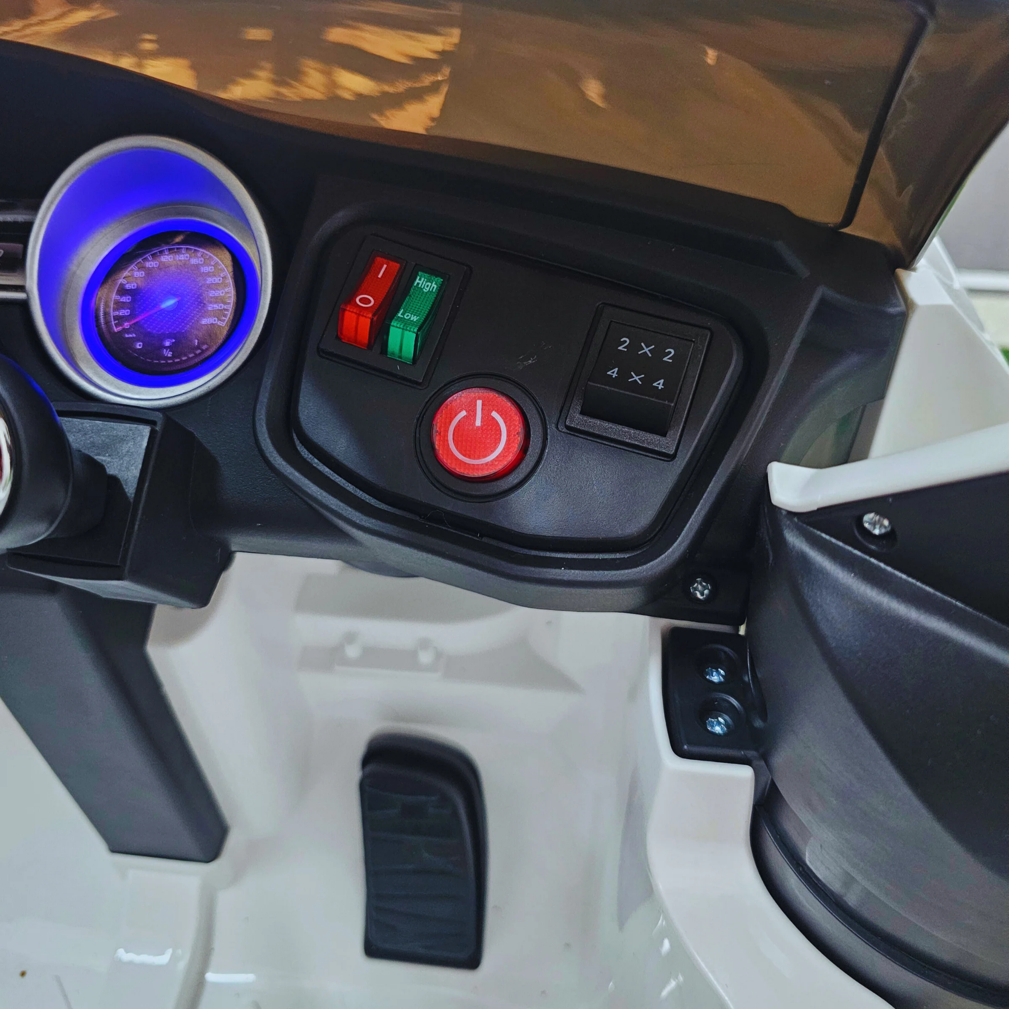 Carro Elétrico para Criança MERCEDES GLC63S 4x4 12v Branco c/ RODAS DE BORRACHA & ASSENTO EM PELE