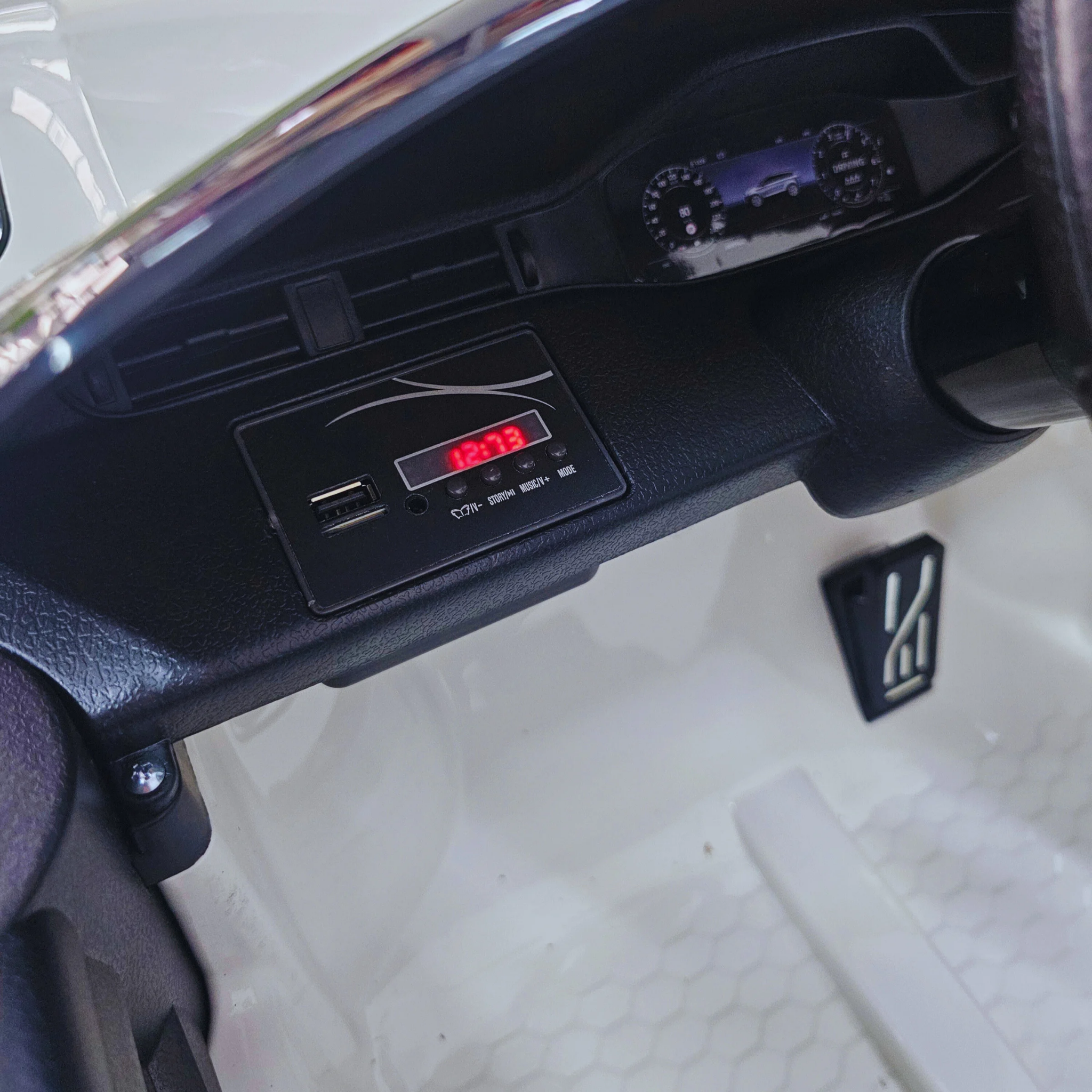Carro Elétrico para Criança RANGE ROVER EVOQUE 12v Branco c/ RODAS DE BORRACHA & ASSENTO EM PELE