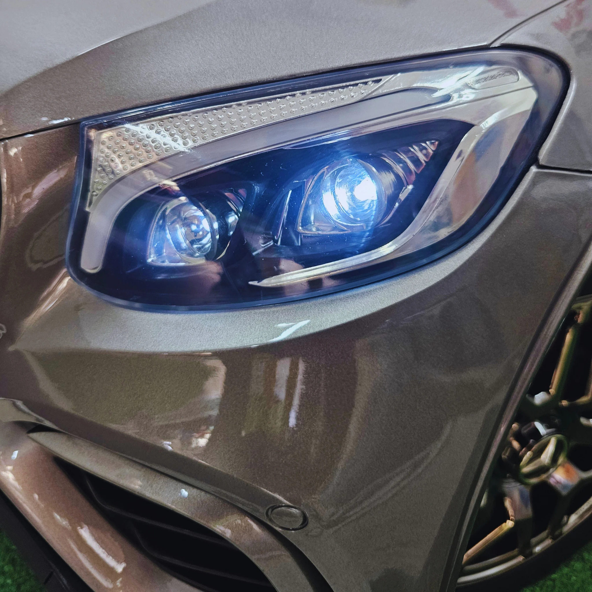 Carro Elétrico para Criança MERCEDES GLC63S 4x4 12v Cinza Metalizado c/ RODAS DE BORRACHA & ASSENTO EM PELE